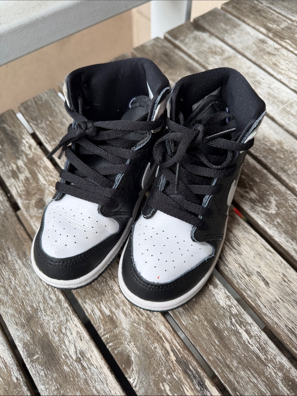 Nike Air Jordan Kids Black and White High-Top ya